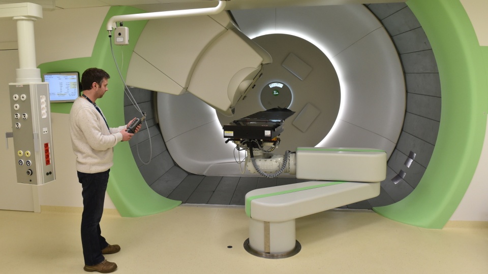 Test urządzenia GANTRY służącego do radioterapii skanującą wiązką protonową. Fot. PAP/Jacek Bednarczyk