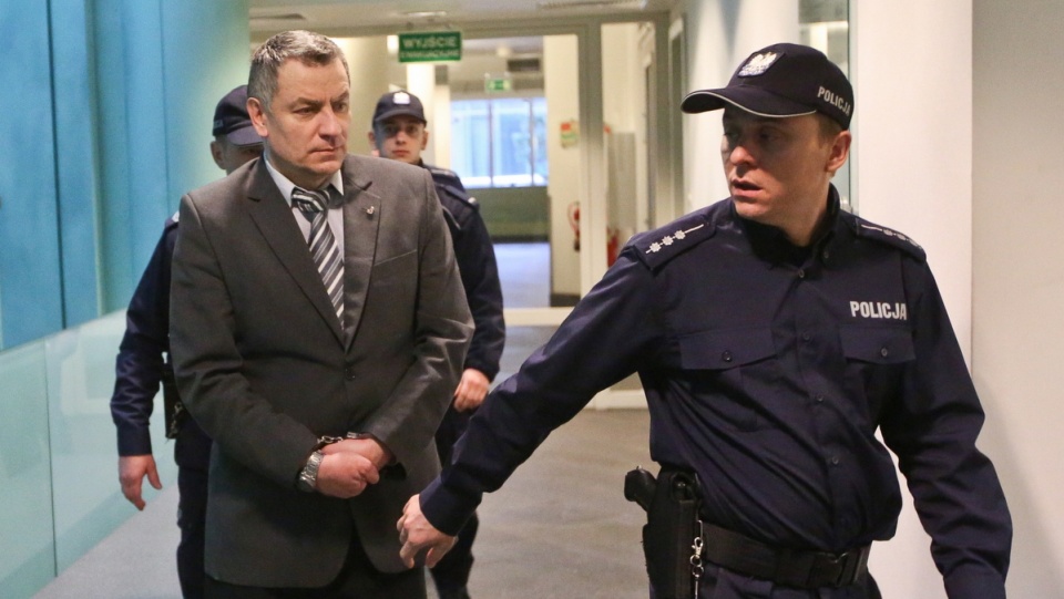 Brunon Kwiecień (2P) w drodze na salę sądową. Fot. PAP/Rafał Guz