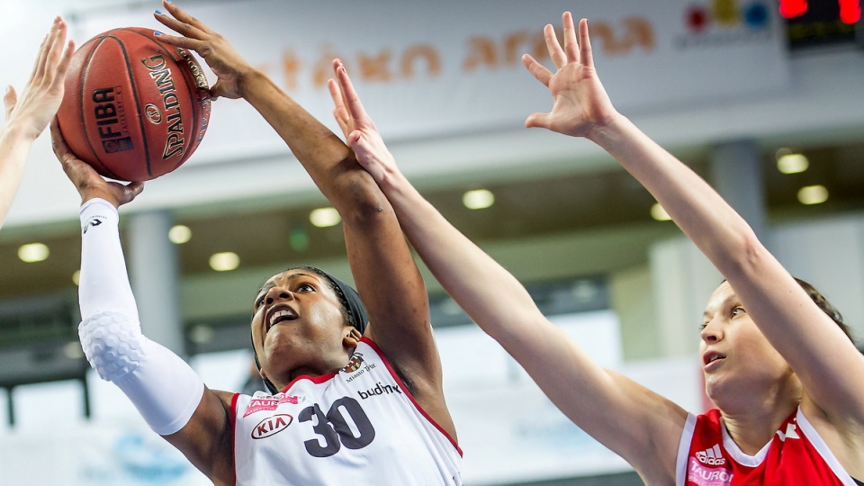 Broniąc trofeum, koszykarki Wisły Kraków pokonały w Bydgoszczy drużynę Energi Toruń. Fot. PAP/Tytus Żmijewski