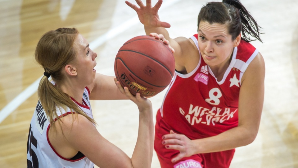 Broniąc trofeum, koszykarki Wisły Kraków pokonały w Bydgoszczy drużynę Energi Toruń. Fot. PAP/Tytus Żmijewski