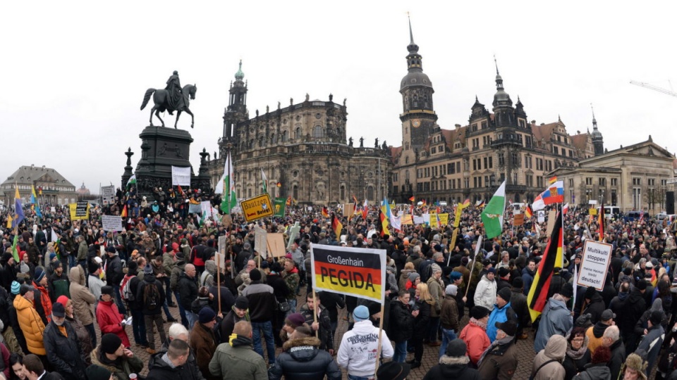 Wielotysięczne tłumy uczestniczyły w niedzielnej demonstracji Pegidy w Dreźnie. Fot. PAP/EPA
