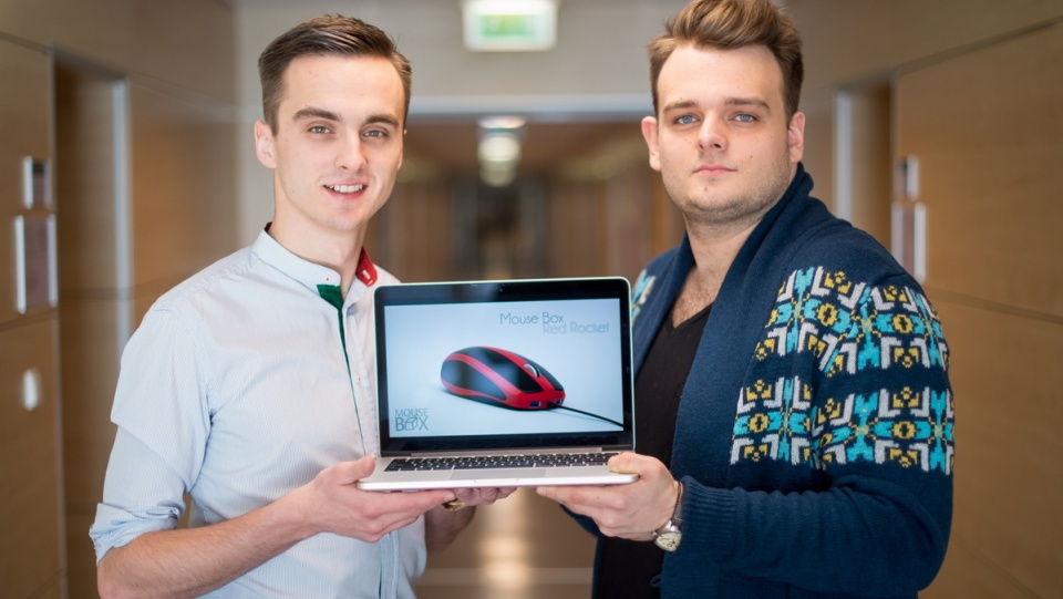 Projektanci: pomysłodawca Przemysław Strzelczyk (L) i Oskar Szczepaniak (P) prezentują prototyp Mouse-Boxa. Fot. PAP/Maciej Kulczyński