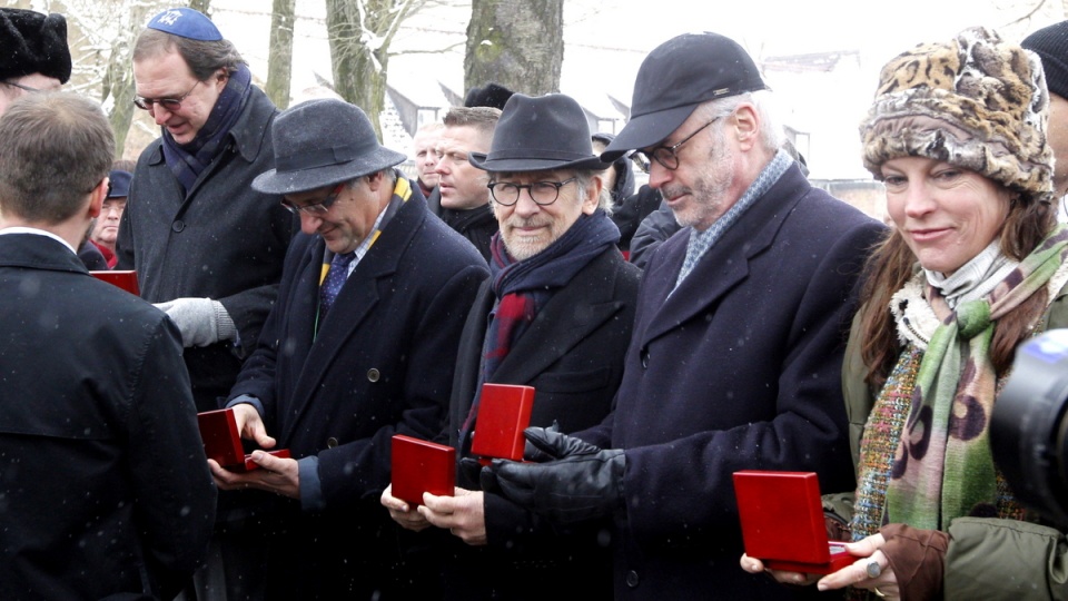Darczyńcy, wśród nich reżyser Steven Spielberg (3P) i Melinda Goldrich (P), uhonorowani za wsparcie fundacji Auschwitz-Birkenau w ramach kampanii "18 Filarów Pamięci", podczas uroczystości 70. rocznicy wyzwolenia KL Auschwitz, 27 bm. w Miejscu Pamięci Auschwitz-Birkenau w Oświęcimiu.Fot.PAP/Andrzej Grygiel