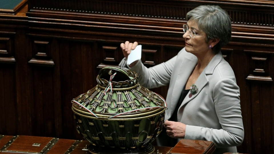 Włoska senator Partii Demokratycznej Anna Finocchiaro oddaje głos w wyborach na prezydenta kraju. Fot. PAP/EPA/ALESSANDRO DI MEO