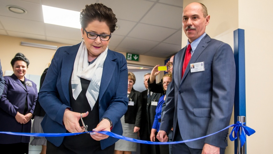 Minister spraw wewnętrznych Teresa Piotrowska (L) i dyrektor SP WZOZ MSW w Bydgoszczy dr. n. med. Marek Lewandowski (P), podczas uroczystego otwarcia nowych oddziałów i wręczenia Certyfikatu Akredytacyjnego dla Samodzielnego Publicznego Wielospecjalistycznego Zakładu Opieki Zdrowotnej MSW w Bydgoszczy. Fot. PAP/Tytus Żmijewski