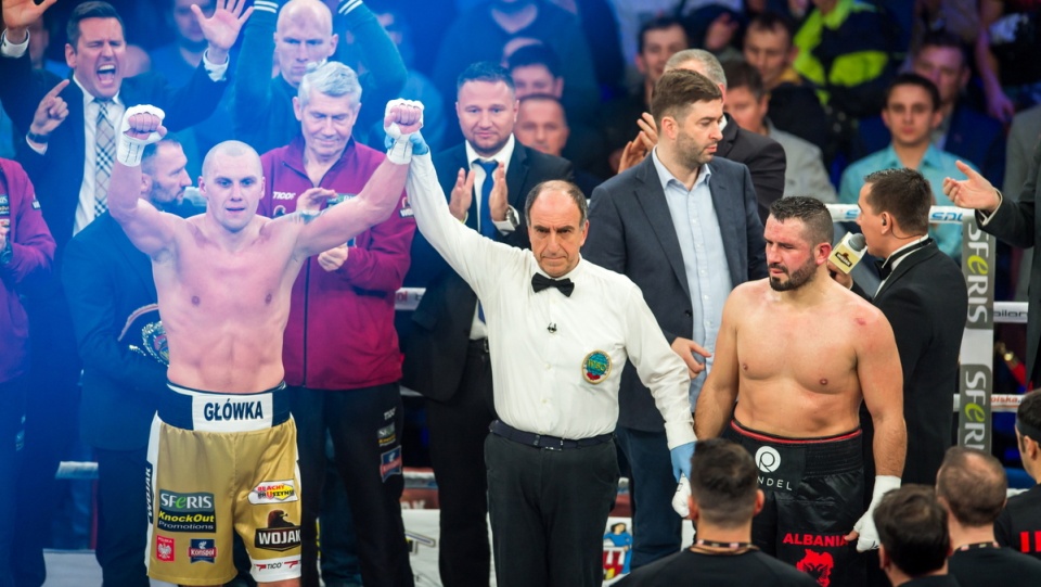 Dzięki wygranej Polak (L) odebrał Seferiemu (P) pas WBO European kategorii cruiser i zbliżył się do walki o tytułu mistrza świata federacji WBO w kat. junior ciężkiej. Fot. PAP/Tytus Żmijewski