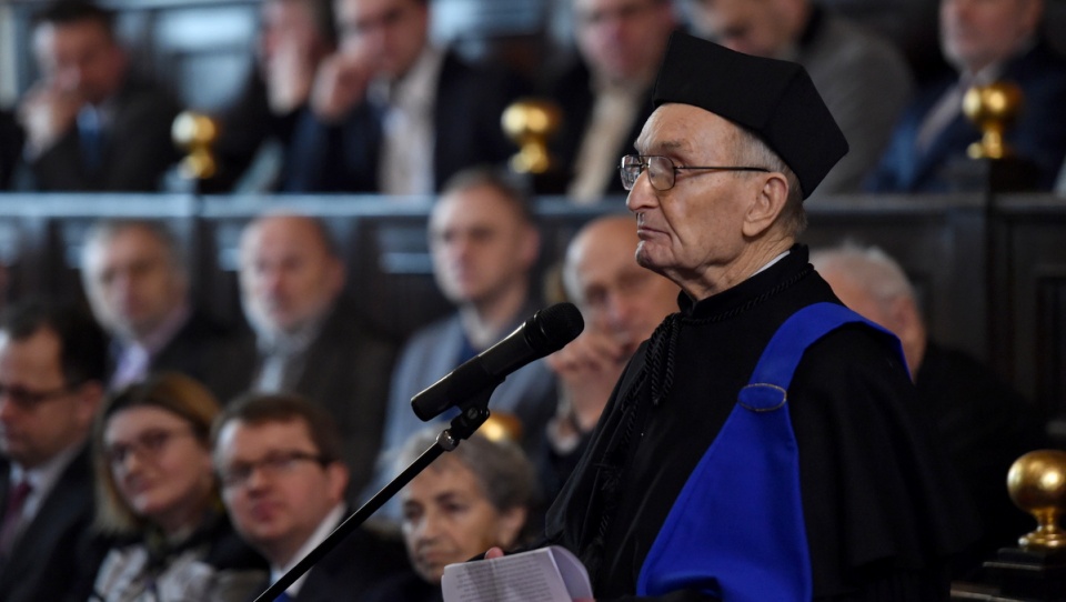 Prof. Henryk Samsonowicz jest obecnie najmłodszym doktorem honoris causa UJ. Fot. PAP/Jacek Bednarczyk