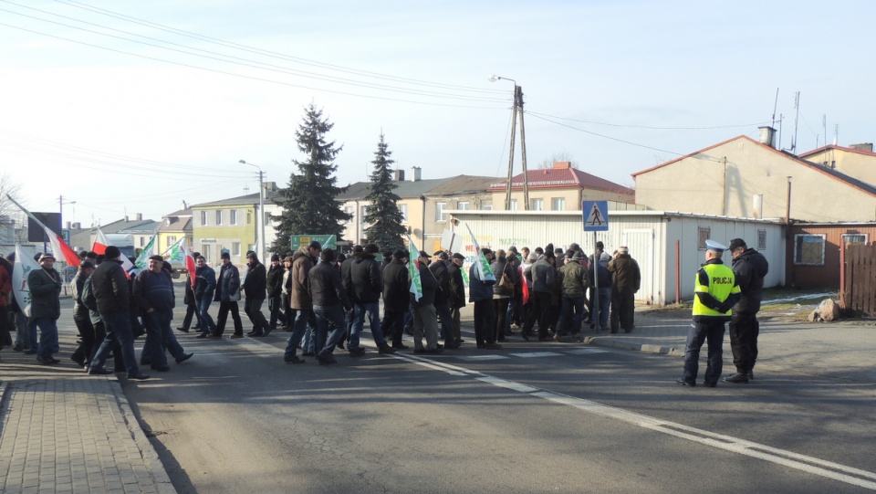 Rolnicy blokowali drogę przechodząc przez przejście dla pieszych. Fot. Marek Ledwosiński