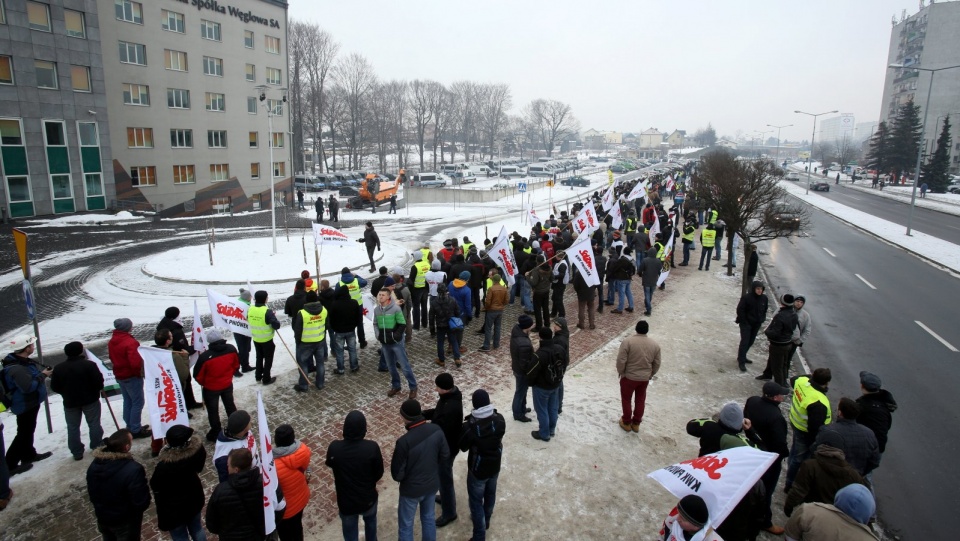 Protestujący mieli ze sobą transparenty organizacji związkowych – regionalnych i zakładowych. Fot. PAP/Stanisław Rozpędzik