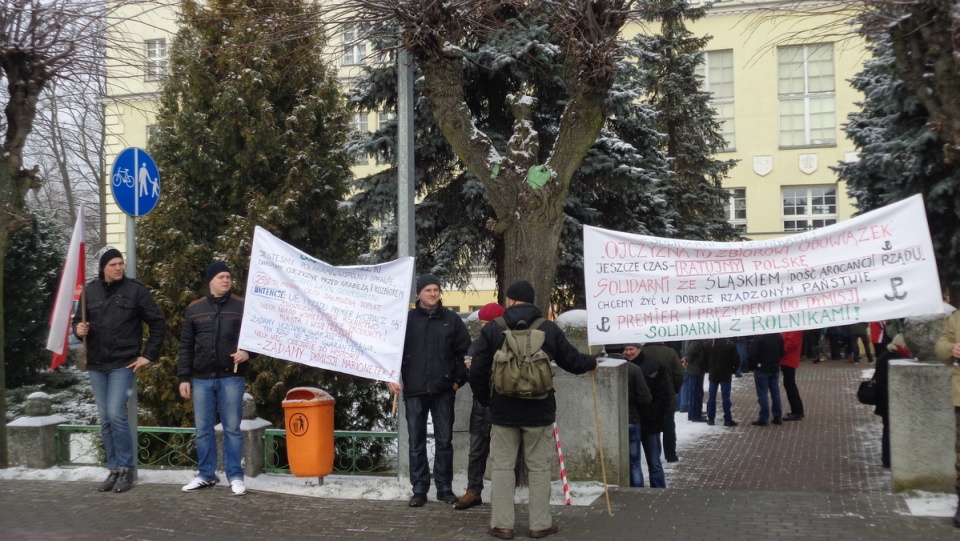 Protestujący pikietowali budynek starostwa w Sępólnie Krajeńskim. Fot. Marcin Doliński