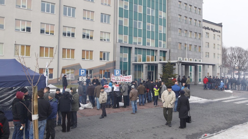 Górnicy przed siedzibą JSW. Fot. PAP/Andrzej Grygiel