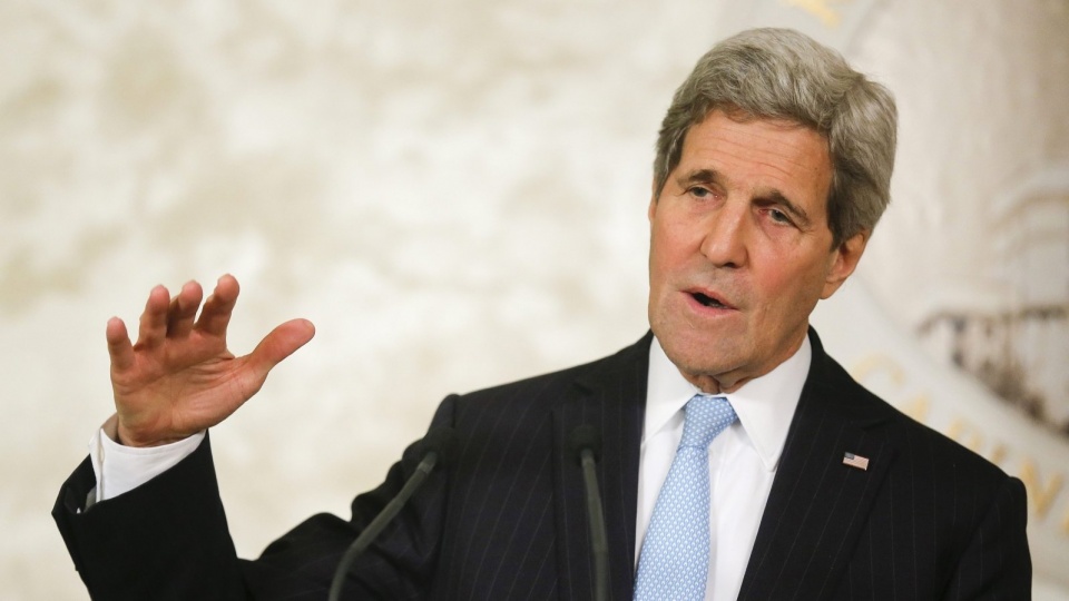 Po rozmowach z premierem Ukrainy Arsenijem Jaceniukiem Kerry powiedział, że Stany Zjednoczone zastanawiają się nad różnymi formami wspierania Ukraińców. Fot. PAP/EPA