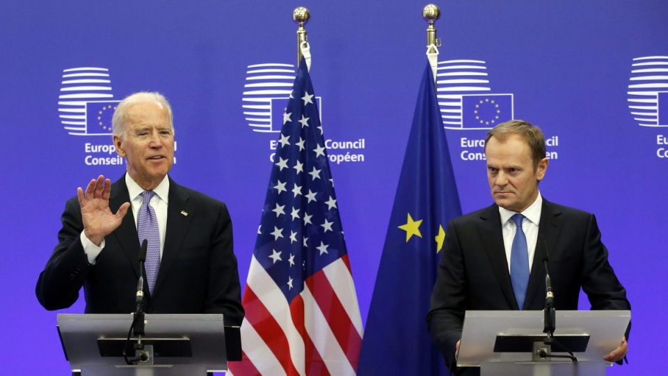 "sytuacja na Ukrainie pogarsza się z dnia na dzień" - powiedział Donald Tusk. "Ukraina w tej chwili walczy o przetrwanie" - podkreślił Joe Biden. Fot. PAP/EPA