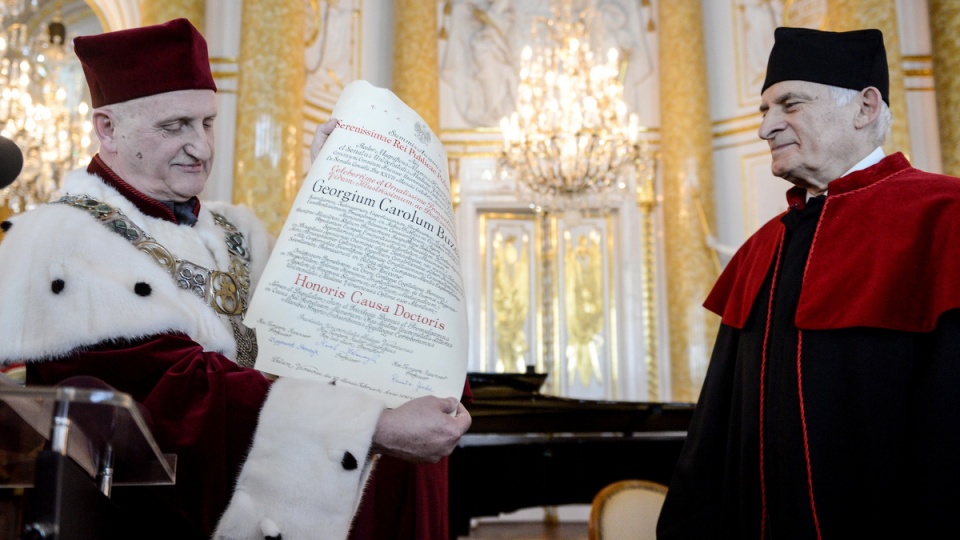 Senat uczelni uhonorował Jerzego Buzka m.in. za szczególne zasługi dla polskiej nauki. Fot. PAP/Jakub Kamiński
