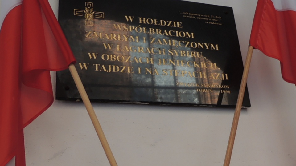 W Toruniu złożono kwiaty i znicze pod tablicą przypominającą pierwszą deportację Polaków na Sybir. Fot. Michał Zaręba