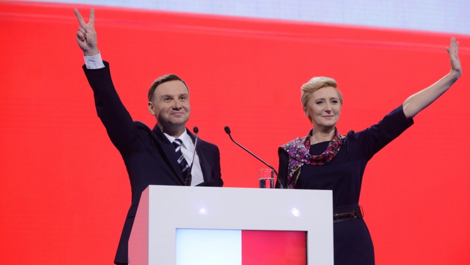 Kandydat PiS na prezydenta RP Andrzej Duda z żoną Agatą podczas konwencji wyborczej w Warszawie. Fot. PAP/Jakub Kamiński