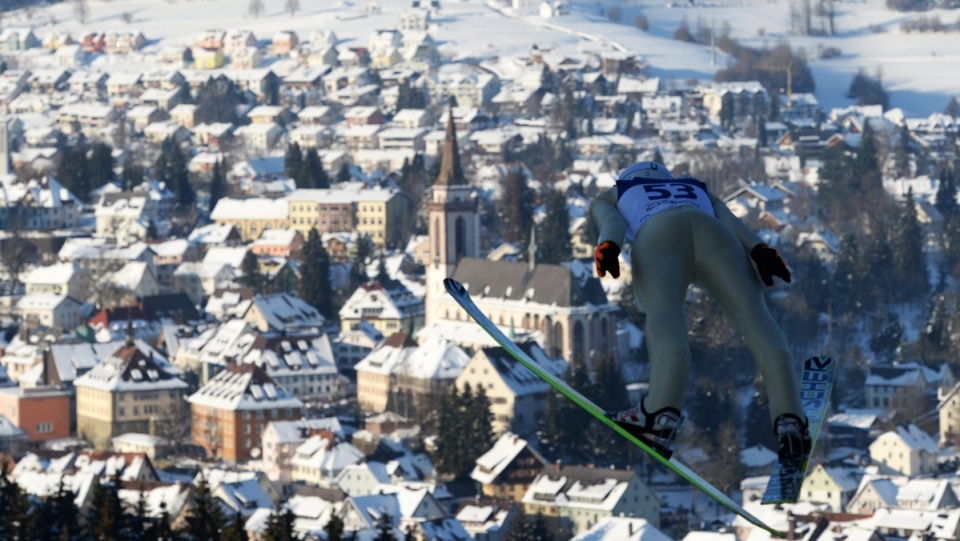 Skok Kamila Stocha na tle Titisee-Neustadt. Fot. PAP/EPA