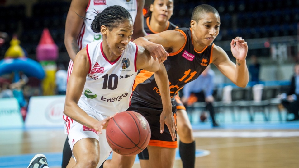 Naketia Swanier (P) z CCC Polkowice goni kozująca piłkę Mauritę Reid (L) z Energi Toruń, podczas meczu Basket Ligi Kobiet. Fot. PAP/Tytus Żmijewski