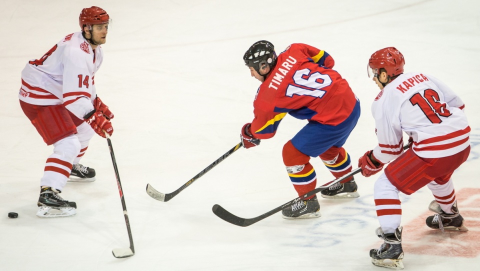 Reprezentant Rumunii Ioan Timaru (C) w starciu o krążek z Polakami Kamilem Górnym (L) i Damianem Kapicą (P) podczas meczu turnieju hokeja na lodzie Euro Ice Hockey Challenge w Toruniu. Fot. PAP/Tytus Żmijewski