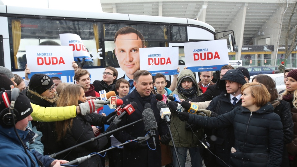 Andrzej Duda (C) podczas konferencji prasowej, przed odjazdem z Warszawy. Kandydat Prawa i Sprawiedliwości na urząd Prezydenta RP - Andrzej Duda, wraz z młodymi ludźmi rusza DudaBusem w dalszy ciąg objazdu po Polsce powiatowej. Fot. PAP/Leszek Szymański