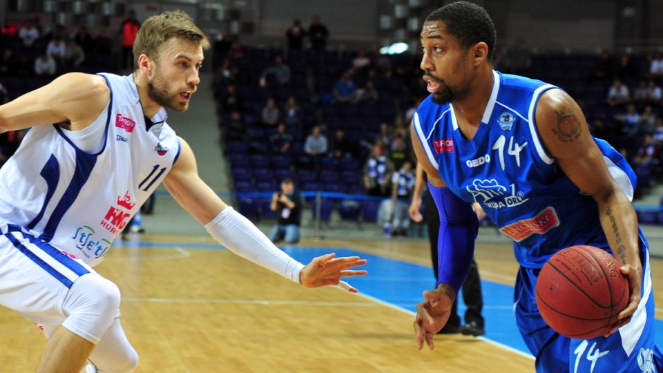 Paweł Kikowski (L)z King Wilków Szczecin i Chase Simon z Anwilu Włocławek podczas meczu Tauron Basket Ligi koszykarzy. Fot. PAP/Marcin Bielecki