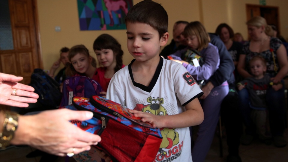 Podczas niedzielnego spotkania organizacyjnego z kurator oświaty Grażyną Przasnyską wszystkie dzieci w wieku szkolnym otrzymały podręczniki, przybory szkolne i plecaki od lekarzy z Porozumienia Zielonogórskiego. Fot. PAP/Tomasz Waszczuk