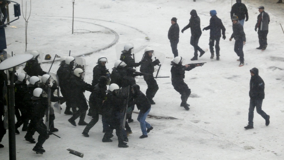 Przed spółką wybuchały petardy, wyły syreny, płonęły opony i race, unosił się gaz pieprzowy. Fot. PAP/Andrzej Grygiel