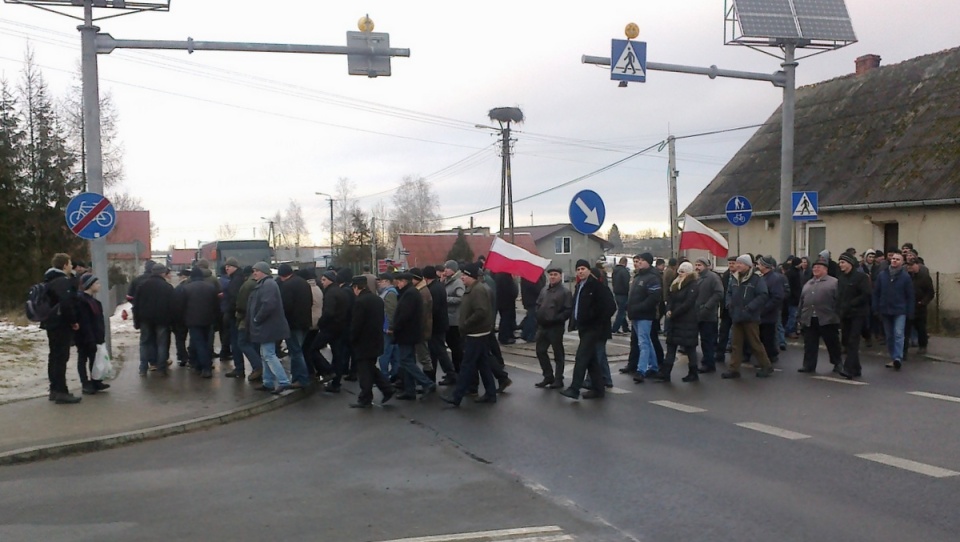 Drogę krajową nr 25 w Tryszczynie zablokowało blisko 200 rolników. Fot. Andrzej Krystek