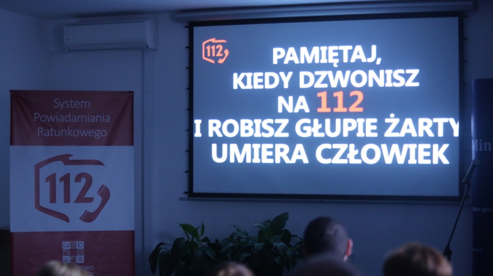 Numer 112 jest jednolitym numerem alarmowym obowiązującym na terenie całej Unii Europejskiej, służącym do powiadamiania w sytuacjach zagrożenia zdrowia, życia lub mienia. Fot. PAP/Leszek Szymański