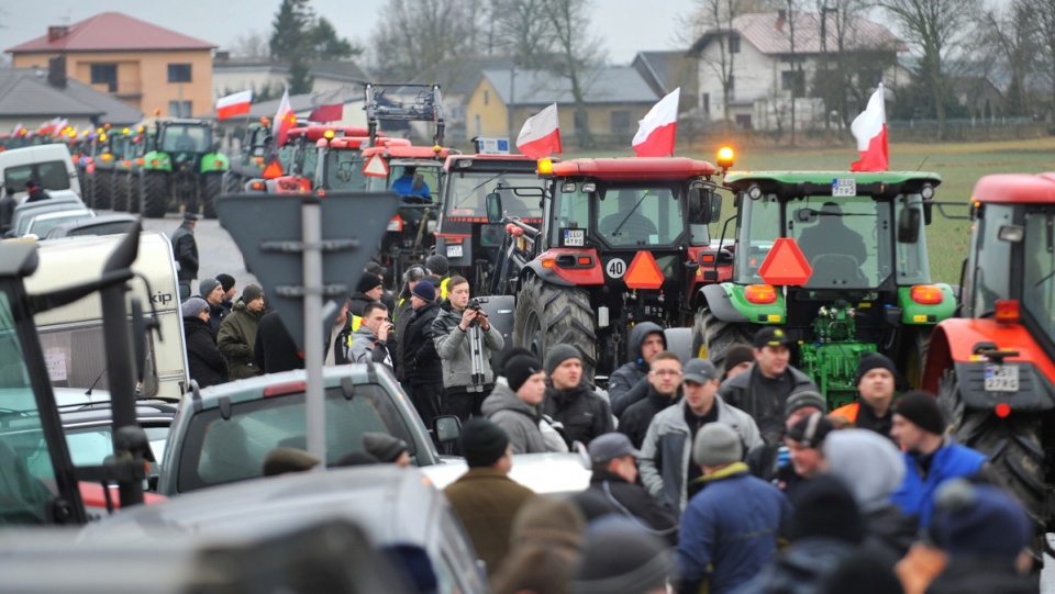 Kolumna ciągników w Zdanach koło Siedlec na drodze krajowej nr 2. Fot. PAP/Przemysław Piątkowski