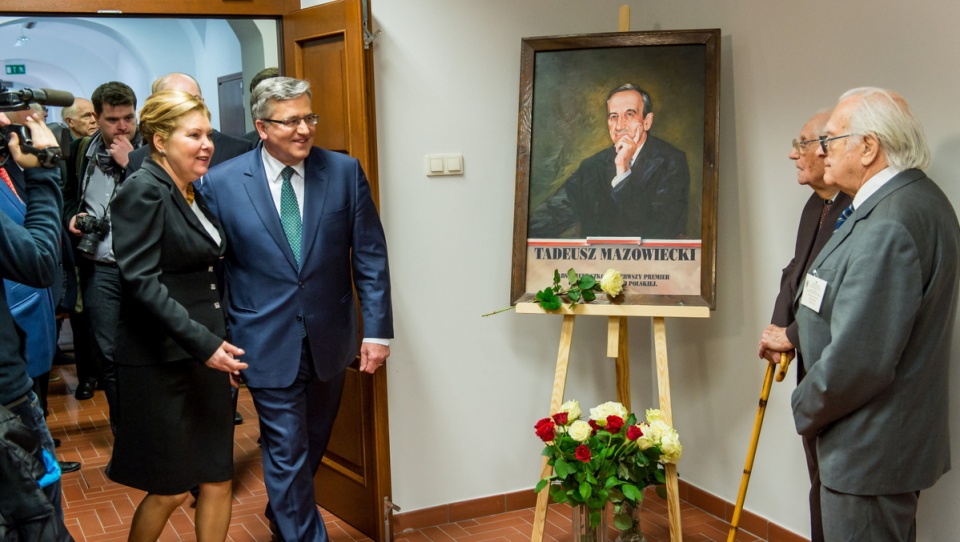 Prezydent Bronisław Komorowski (2L), dyrektor liceum Renata Kutyło-Utzig (L) oraz kolega szkolny Tadeusza Mazowieckiego, Waldemar Hinc (P) przed tablicą poświęconą pierwszemu premierowi III RP Tadeuszowi Mazowieckiemu. Fot. PAP/Tytus Żmijewski