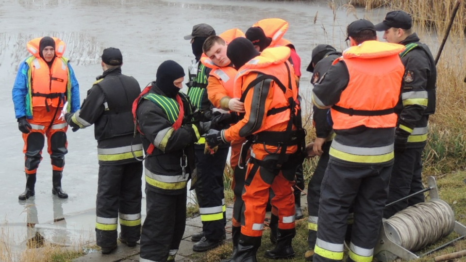 staż pożarna i policja uczyły postępowania i niesienia pomocy osobom, pod którymi załamał się lód. Fot. Monika Kaczyńska