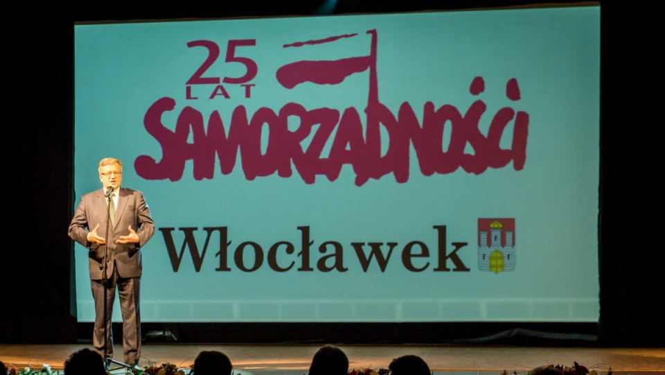 Prezydent Bronisław Komorowski przemawia podczas spotkania z okazji 25-lecia Samorządu Terytorialnego we Włocławku. Fot. PAP/Tytus Żmijewski