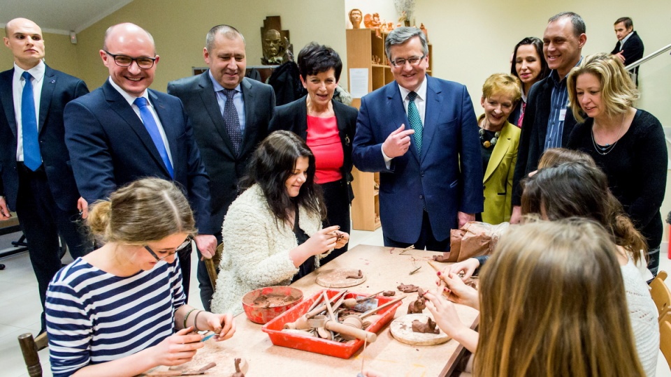 Prezydent Bronisław Komorowski w towarzystwie wojewody kujawsko-pomorskiego Ewy Mes oraz prezydenta Włocławka Marka Wojtkowskiego, zwiedza Centrum Kultury Browar B. we Włocławku. Fot. PAP/Tytus Żmijewski