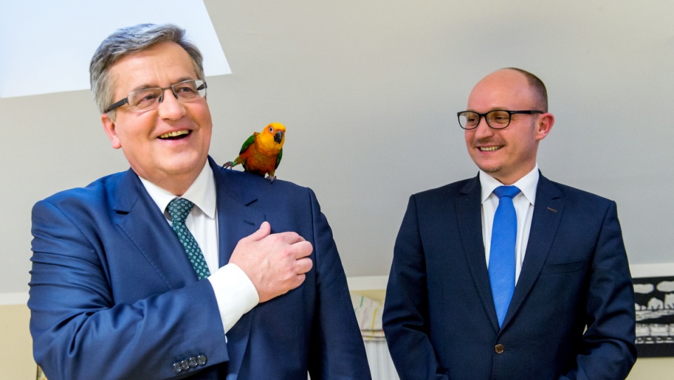 Prezydent Bronisław Komorowski w towarzystwie prezydenta Włocławka Marka Wojtkowskiego, zwiedza Centrum Kultury Browar B. we Włocławku, podczas spotkania z okazji 25-lecia Samorządu Terytorialnego. Fot. PAP/Tytus Żmijewski