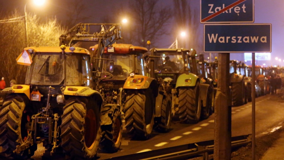 Kolumna ciągników i protestujący rolnicy pozostali na noc w miejscowości Zakręt k. Warszawy. Fot. PAP/Leszek Szymański