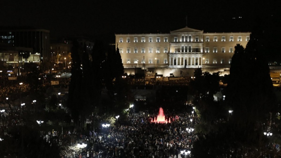 By demonstorować pod hasłem "oddech godności", na placu Syntagma w centrum Aten zebrało się ok. 15 tys. osób. Fot. PAP/EPA