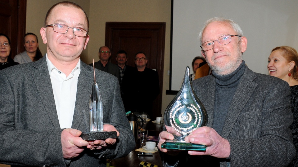 Od lewej: Marek Ledwosiński oraz prezes Polskiego Radia PiK Michał Jagodziński z nagrodami Rady Programowej. i Fot. Ireneusz Sanger
