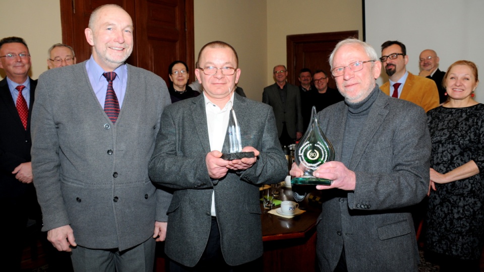 Od lewej: Grzegorz Kaczmarek, Marek Ledwosiński i Michał Jagodziński. W tle członkowie Rady Programowej Polskiego Radia PiK. Fot. Ireneusz Sanger