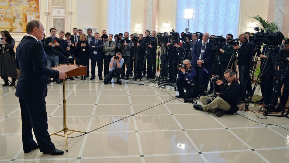 Prezydent Rosji informujący dziennikarzy o wynikach rozmów w Mińsku. Fot. PAP/EPA