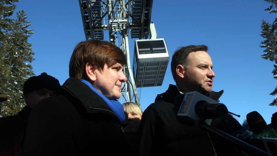 Kandydat Prawa i Sprawiedliwości na prezydenta RP, europoseł Andrzej Duda (P) oraz wiceprezes PiS Beata Szydło (L) podczas konferencji prasowej przy dolnej stacji kolejki linowej na Kasprowy Wierch w Kuźnicach. Fot. PAP/Grzegorz Momot