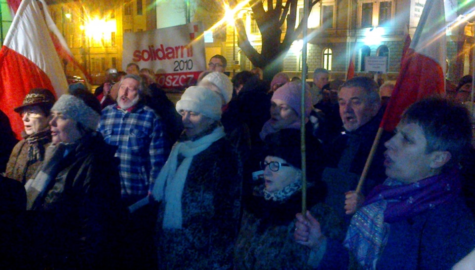 W marszu ulicami Bydgoszczy w Obronie Demokracji i Wolności Mediów, wzięło udział około 300 osób. Fot. Andrzej Krystek