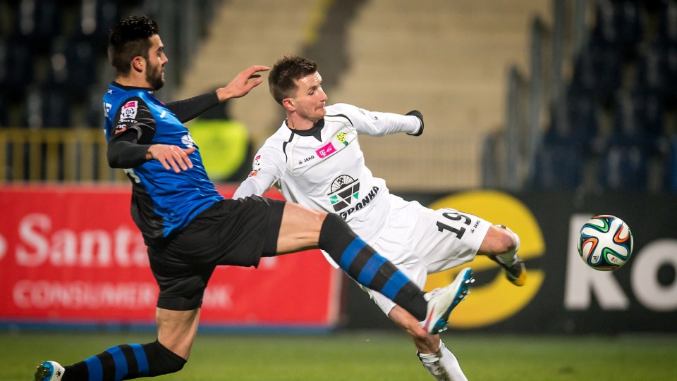 Zawodnik Zawiszy Bydgoszcz Andre Micael Pereira (L) walczy o piłkę z Miroslavem Bozokiem (P) z Górnika Łęczna. Fot.PAP/Tytus Żmijewski