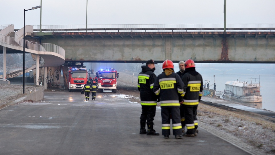 Po ugaszeniu pożaru Mostu Łazienkowskiego, eksperci w niedzielę rano ocenią stan jego konstrukcji. Fot. PAP/Marcin Obara