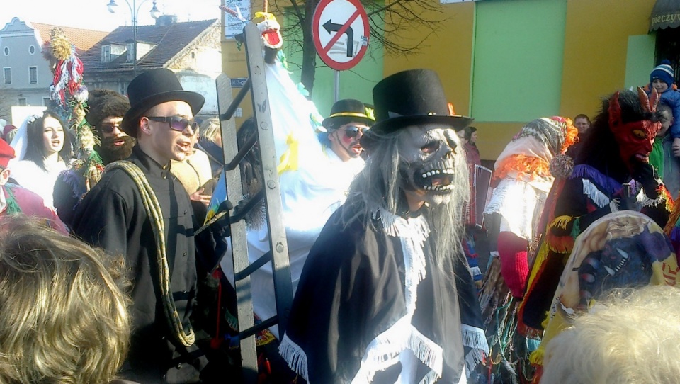 Przemarsz grup zapustnych głosi zbliżającą się wiosnę, nawołuje zimę do odejścia, prosząc niebieskich opiekunów o wszelką pomyślność. Fot. Andrzej Krystek