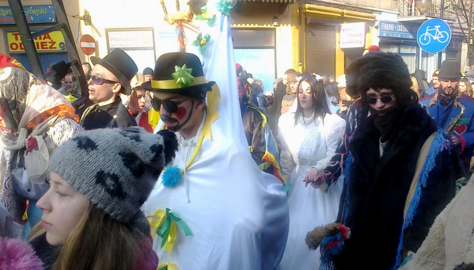 Przemarsz grup zapustnych głosi zbliżającą się wiosnę, nawołuje zimę do odejścia, prosząc niebieskich opiekunów o wszelką pomyślność. Fot. Andrzej Krystek