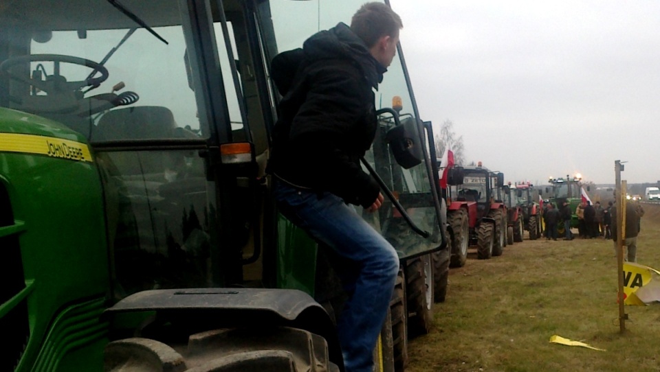 Protestujący rolnicy spotkali się w Pawłówku pod Bydgoszczą, skąd chcieli wyruszyć swoimi ciągnikami i dotrzeć do centrum miasta. Fot. Andrzej Krystek