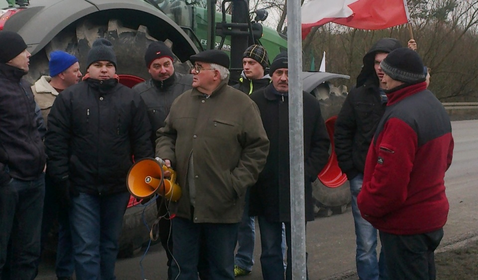 Protestujący rolnicy spotkali się w Pawłówku pod Bydgoszczą, skąd chcieli wyruszyć swoimi ciągnikami i dotrzeć do centrum miasta. Fot. Andrzej Krystek