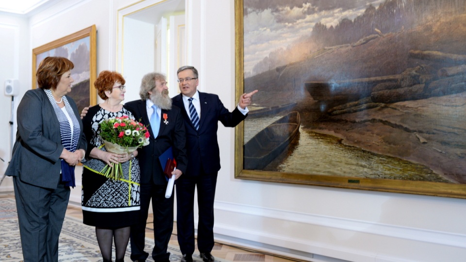 Para prezydencka Bronisław (4L) i Anna (L) Komorowscy oraz Aleksander Doba (2P) z żoną Gabrielą (2L) podczas uroczystości. Prezydent RP Bronisław Komorowski wręczył zasłużonemu podróżnikowi i sportowcowi Aleksandrowi Dobie Krzyż Kawalerski Orderu Odrodzenia Polski. Uroczystość odbyła się w Belwederze. Fot. PAP/Jacek Turczyk