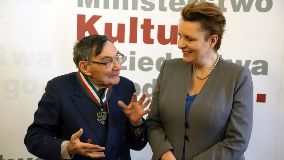 Historyk i dziennikarz żydowskiego pochodzenia, wiceprzewodniczący Stowarzyszenia Żydowski Instytut Historyczny w Polsce Marian Turski (L) odebrał z rąk minister kultury i dzidzictwa narodowego Małgorzaty Omilanowskiej (P) Złoty Medal "Zasłużony Kulturze Gloria Artis". Fot. PAP/Tomasz Gzell